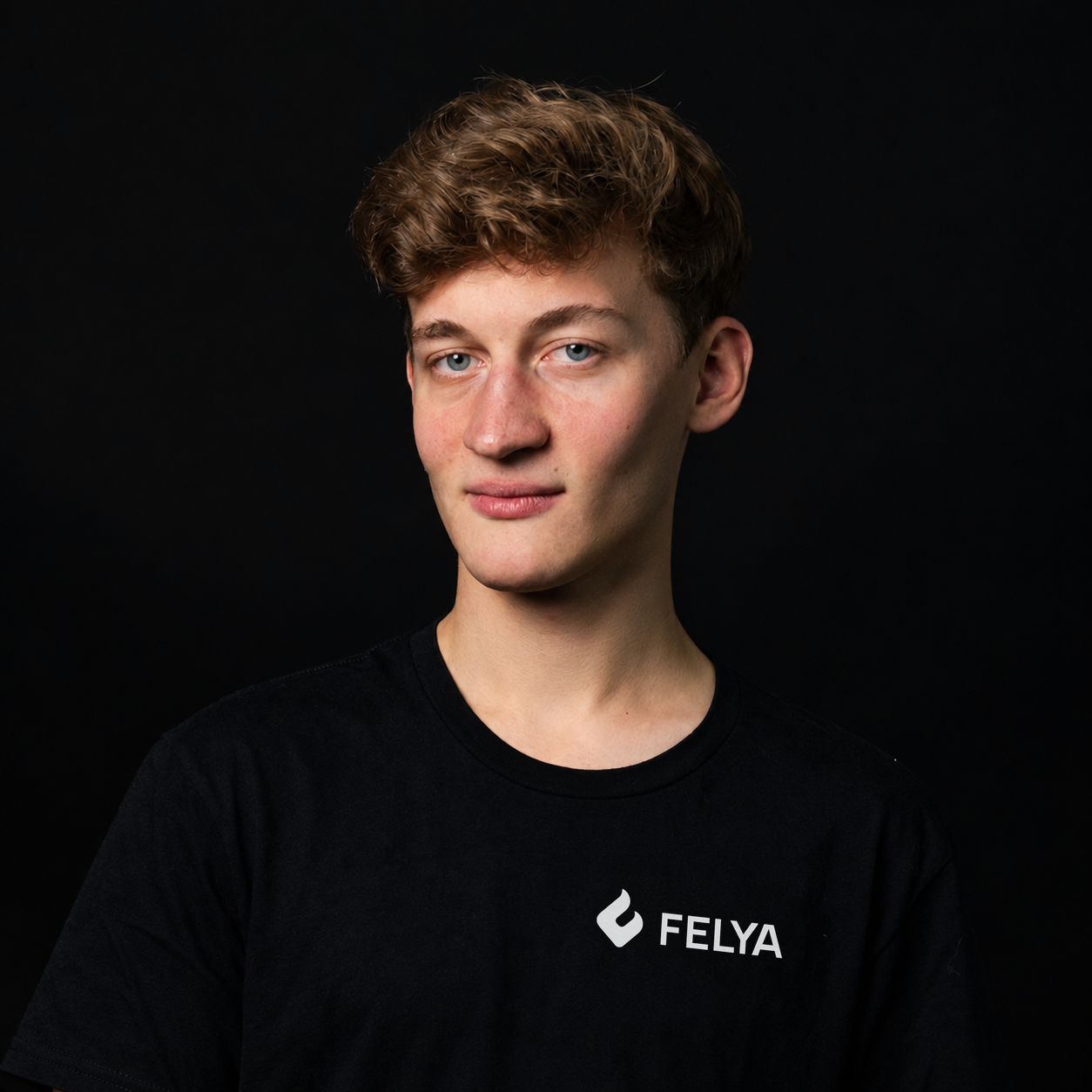 Jakob mit dem neuen FELYA-Logo auf der Brust
