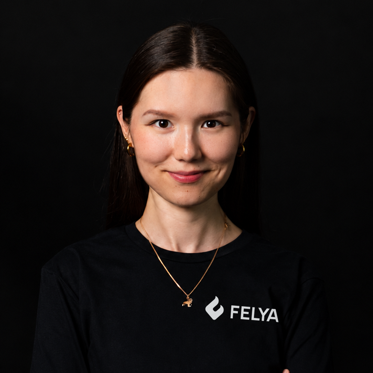 Madina mit dem neuen FELYA-Logo auf der Brust