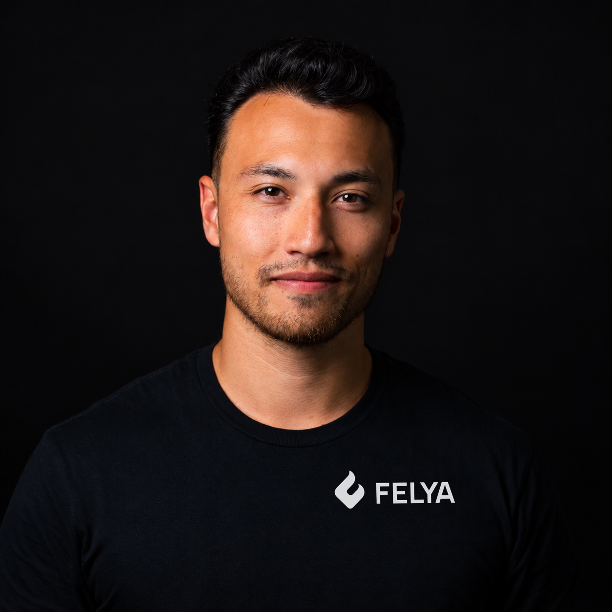 Mario mit dem neuen FELYA-Logo auf der Brust
