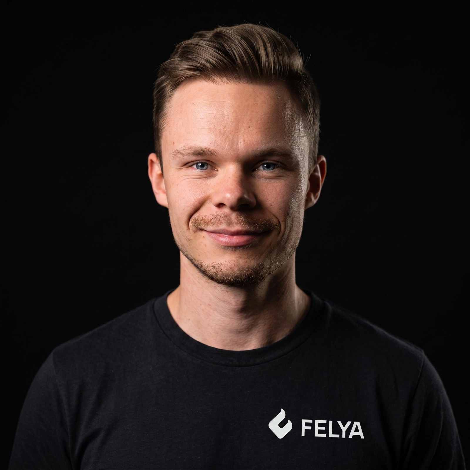 Philipp mit dem neuen FELYA-Logo auf der Brust