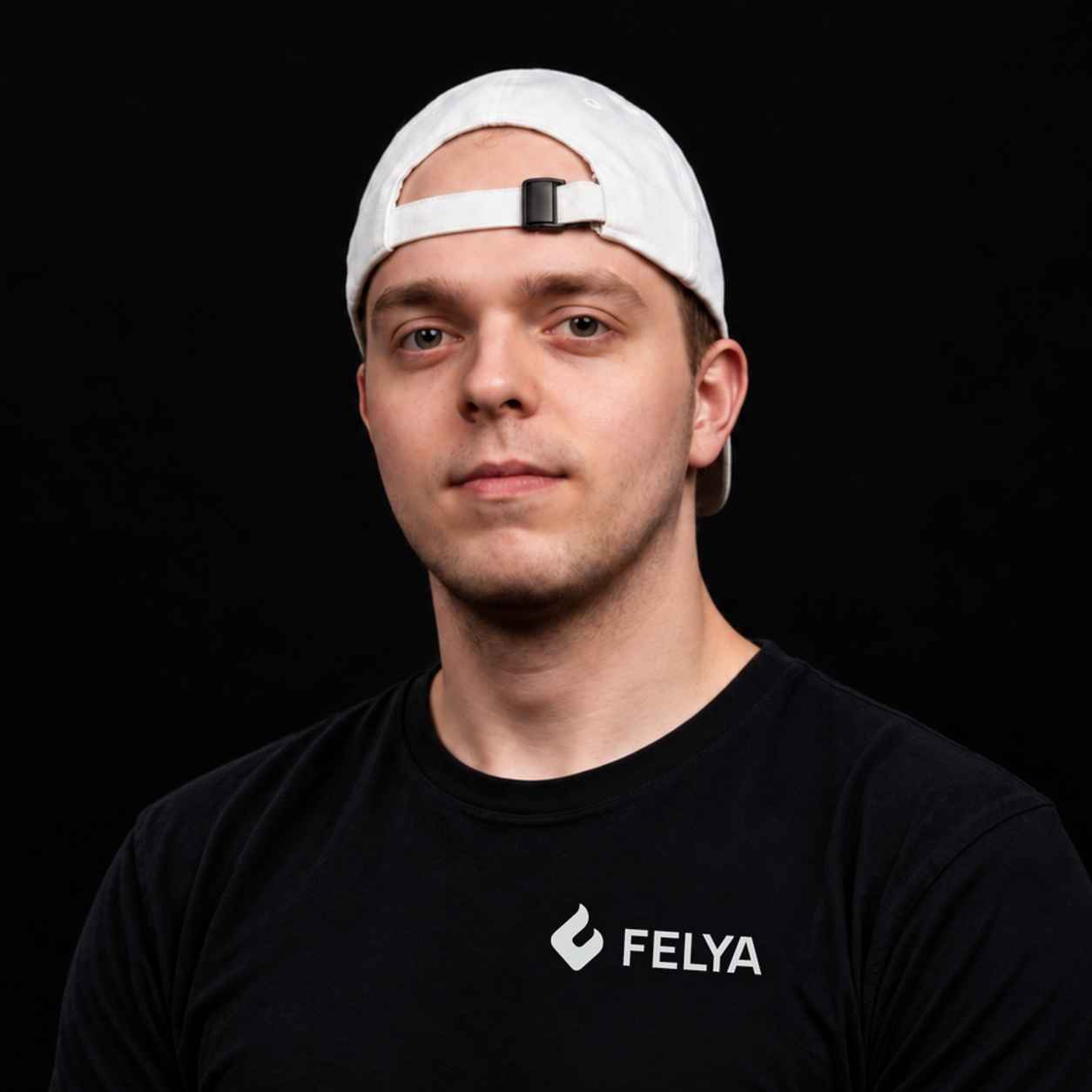 Ulrich mit dem neuen FELYA-Logo auf der Brust